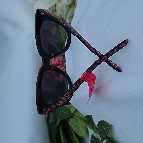 BETSEY JOHNSON LARGE SUNGLASSES - Picture 4 of 4